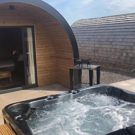 Отель Superior Glamping Pod With Hot Tub Фродсхам Экстерьер фото