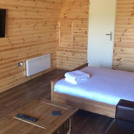 Отель Superior Glamping Pod With Hot Tub Фродсхам Экстерьер фото