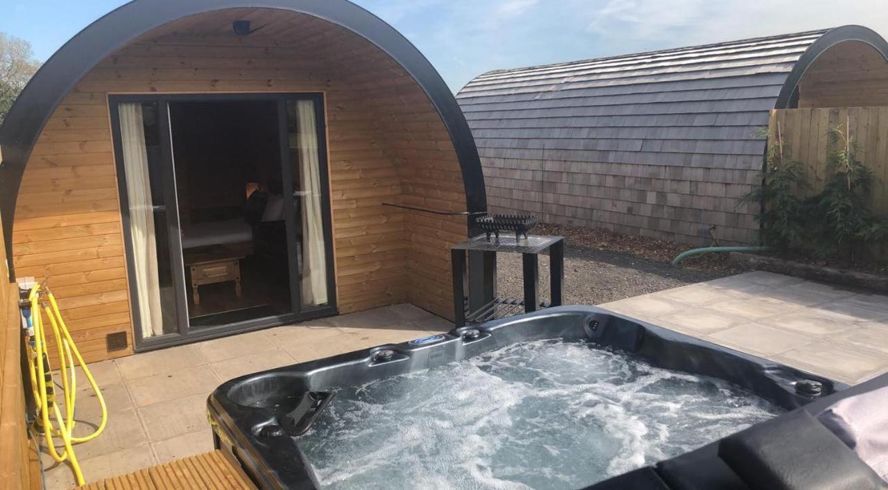 Отель Superior Glamping Pod With Hot Tub Фродсхам Экстерьер фото