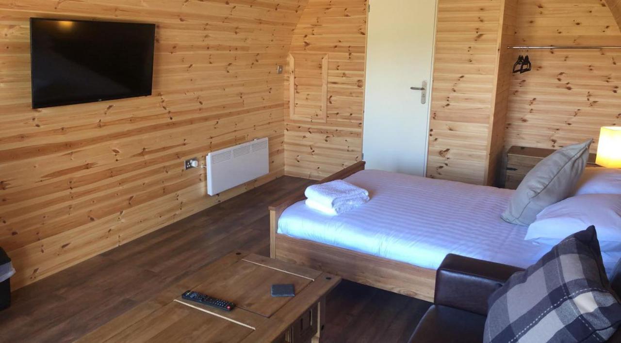 Отель Superior Glamping Pod With Hot Tub Фродсхам Экстерьер фото