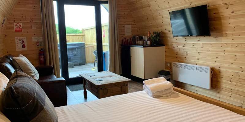 Отель Superior Glamping Pod With Hot Tub Фродсхам Экстерьер фото