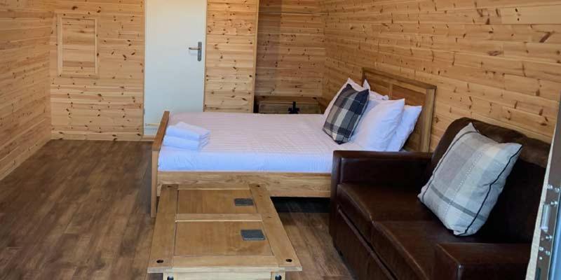 Отель Superior Glamping Pod With Hot Tub Фродсхам Экстерьер фото