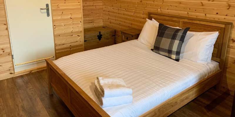 Отель Superior Glamping Pod With Hot Tub Фродсхам Экстерьер фото